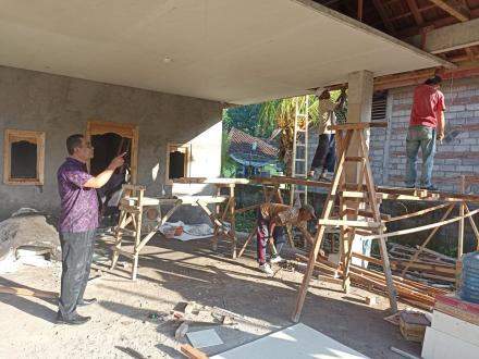 Perbekel Pengulon Monitoring Pelaksaan Pembangunan Gedung Posyandu